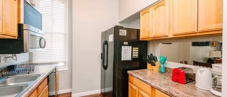 Køleskab, mikrobølgeovn, ovn, kogeplade