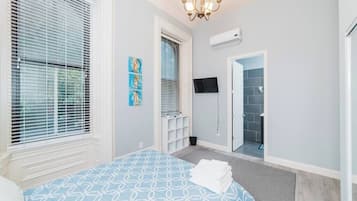 2 slaapkamers, een bureau, een strijkplank/strijkijzer, reisbedje