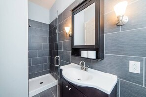 Dutxa, assecador de cabells, tovalloles i xampú 