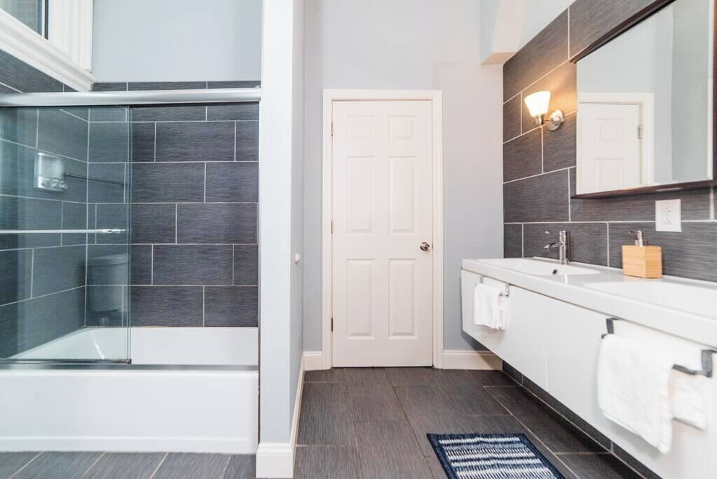 Shower, hair dryer, towels, shampoo