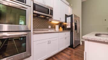 Refrigerador, microondas, horno, placa de cocina