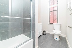 Shower, hair dryer, towels, shampoo - Unbeatable Location - Walkable Entertainment (Pittsburgh)