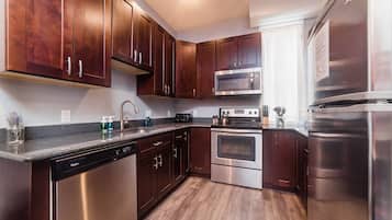 Refrigerador, microondas, horno y parrilla de estufa