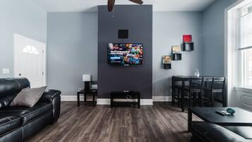 Una televisión, Netflix, servicios de streaming, una oficina