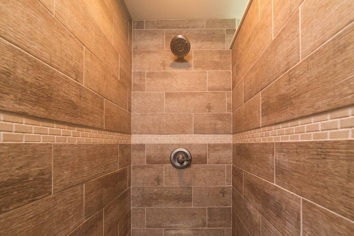 Badewanne, Haartrockner, Handtücher