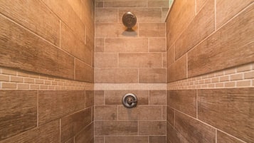 Badewanne, Haartrockner, Handtücher