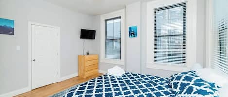 1 quarto, escrivaninha, ferros/tábuas de passar roupa, berço de viagem