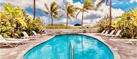 حمّام سباحة خارجي