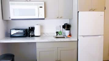 Kühlschrank, Mikrowelle, Herdplatte, Wasserkocher mit Kaffee-/Teezubehör