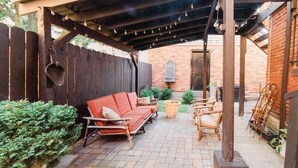 Terrace/patio - Outdoor Space - Parking - 1st Floor - Walkable (Pittsburgh)