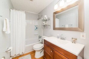Bañera, secador de pelo y toallas