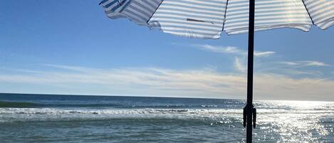 Nær stranden og solsenger
