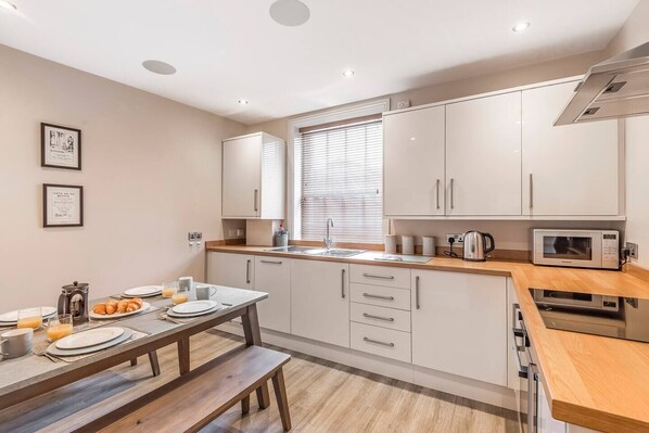 ثلاجة، ميكروويف، فرن، موقد طهي مسطح