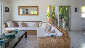 TV, DVD player, books, stereo - Villa Lataniers  | Ocean View - Located in  Fabulous Saint Jean with Private Pool (Saint Barthélemy)