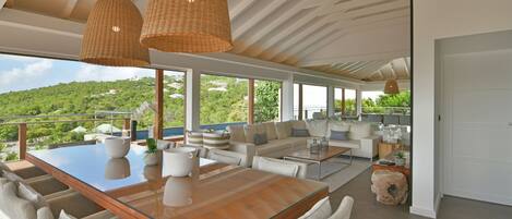 屋外ダイニングエリア