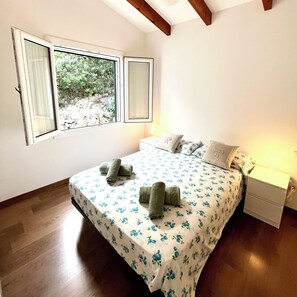 3 chambres, chambres insonorisées, fer et planche à repasser