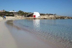Na praia, espreguiçadeiras 