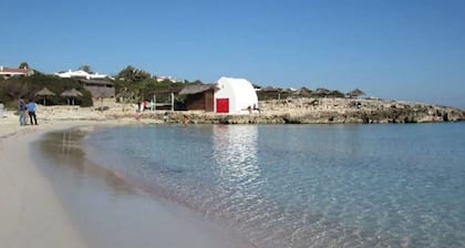 Nice house with garden 5 minutes from the beautiful Cala Binibeca.