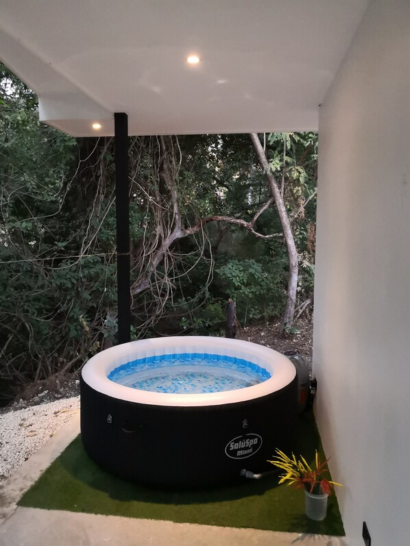 Outdoor spa tub