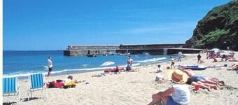 Two Bedroomed Holiday Cottage With Sea Views just one mile from the beach