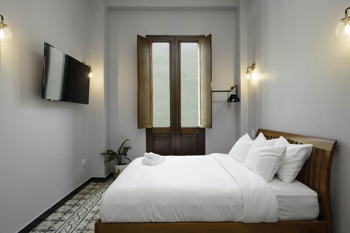 Signature Room | Dihias secara berasingan, dilengkapkan perabot secara berasingan, meja