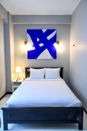 Individuell dekoriert, individuell eingerichtet, Schreibtisch