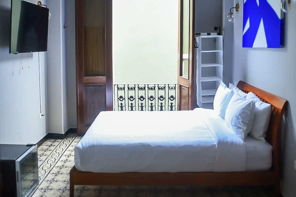 Signature Room, Balcony | Individually decorated, individually furnished, desk, laptop workspace