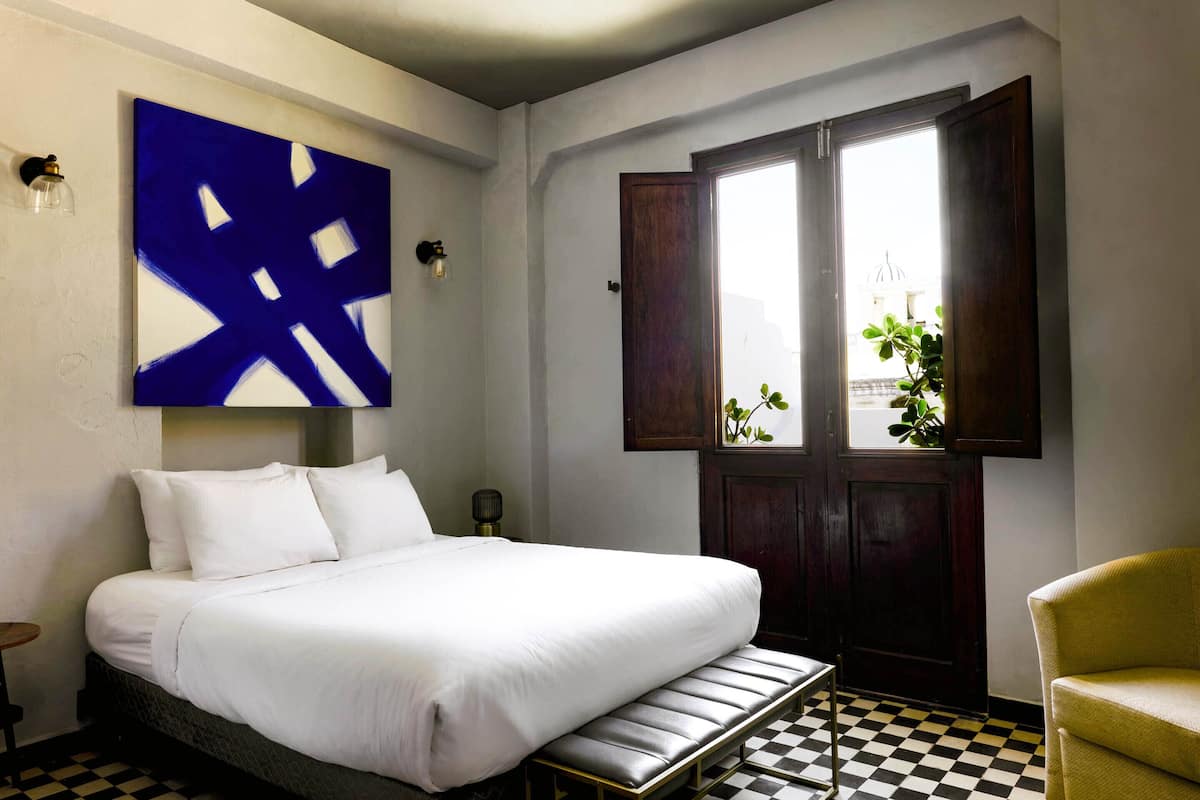 Queen Private Terrace | Desk, laptop workspace, WiFi (free), individually decorated