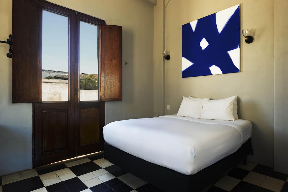 Juliette Balconette Queen | Desk, laptop workspace, WiFi (free), individually decorated