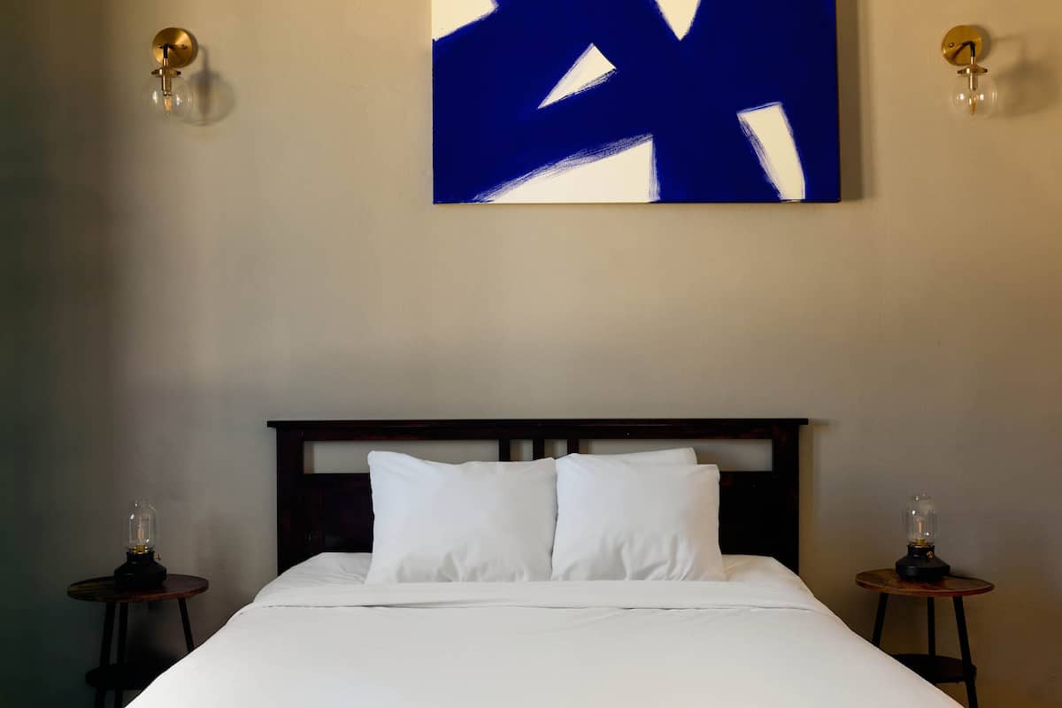 Queen Interior | Desk, laptop workspace, WiFi (free), individually decorated
