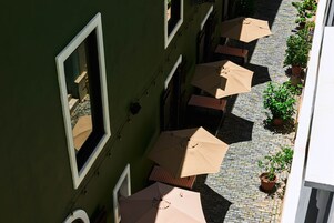 Un patio con mesas al aire libre y plantas en macetas.