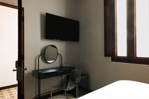 Queen Interior | Desk, laptop workspace, WiFi (free), individually decorated - EL Colonial Hotel Open Bar Adults Only (San Juan)