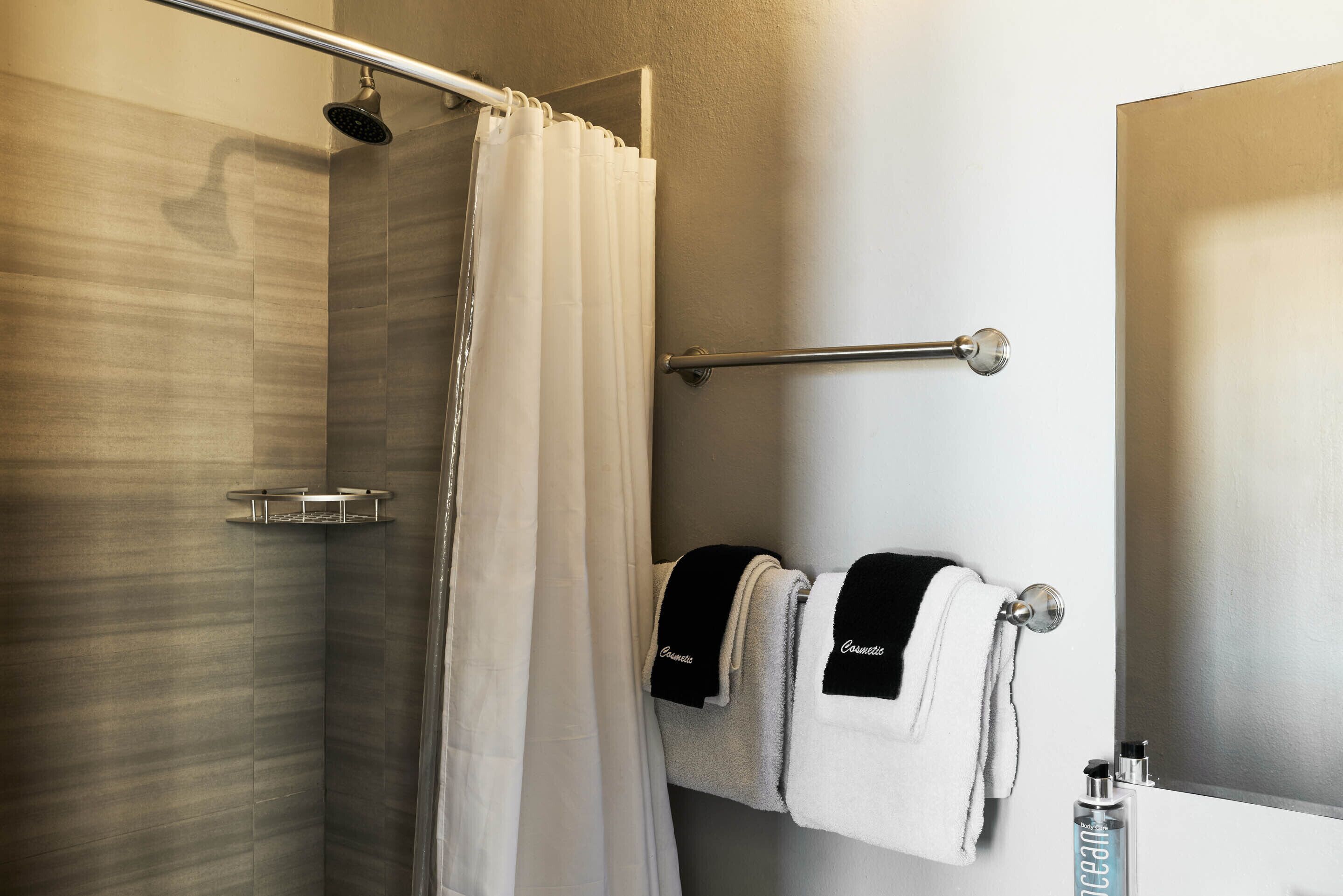 Douche, articles de toilette gratuits, sèche-cheveux
