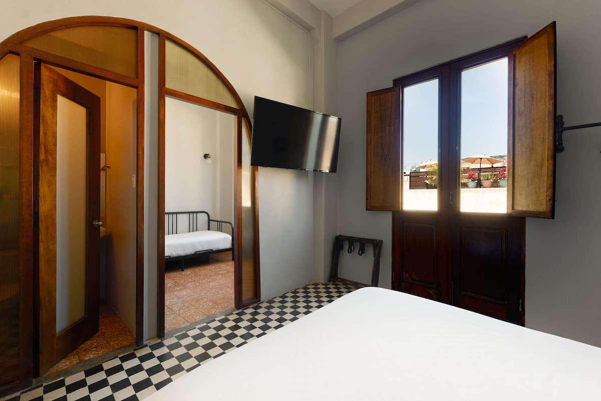 Superior Queen | Desk, laptop workspace, WiFi (free), individually decorated