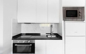 Een koelkast, een magnetron, een oven, een kookplaat