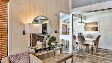 Tv, eldstad och böcker