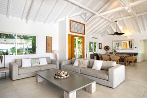 Fernseher, DVD-Player, Bücher, Stereoanlage