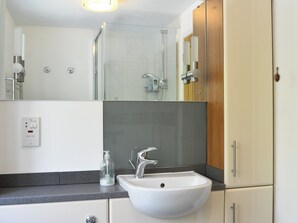Towels - Great access to Bowness-on-Windermere, next to the ferry over to Hawkshead. (Bowness-on-Windermere)