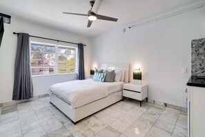 Desk, iron/ironing board, WiFi, bed sheets - Best location by the Beach ! Free WiFi - TV - All amenities (Miami Beach)