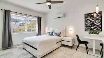 Escritorio, tabla de planchar con plancha, wifi y ropa de cama