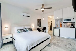 Desk, iron/ironing board, WiFi, bed sheets