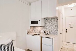 Fridge, microwave, coffee/tea maker, toaster - Best location by the Beach ! Free WiFi - TV - All amenities (Miami Beach)