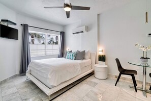 Desk, iron/ironing board, WiFi, bed sheets - Best location by the Beach ! Free WiFi - TV - All amenities (Miami Beach)