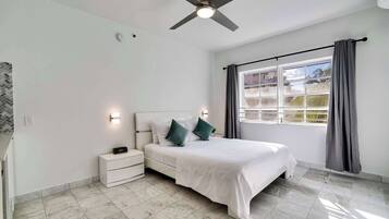 Escritorio, tabla de planchar con plancha, wifi y ropa de cama