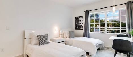 1 habitación, escritorio, tabla de planchar con plancha y wifi