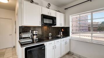 Een koelkast, een microgolfoven, een oven, een kookplaat