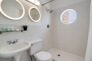 Douche, séchoir à cheveux, serviettes fournies, savon