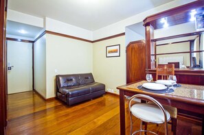 Estudio básico | Sala de estar | Una televisión