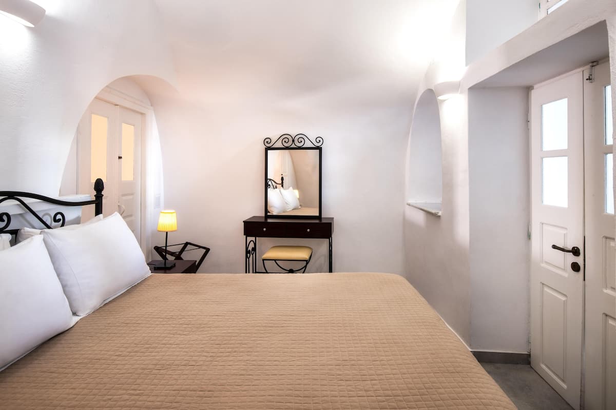 Traditional Apartment | 2 bedrooms, in-room safe, soundproofing, free cribs/infant beds