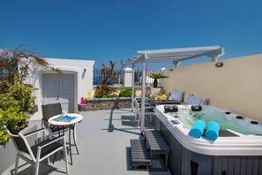 Outdoor spa tub - Day One Fira Mansion (Santorini)